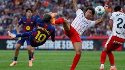 Bild: Joan Monfort/AP/dpa
Barcelona mit Lamine Yamal (l) siegte gegen Girona mit dem früheren Dortmunder Axel Witsel.