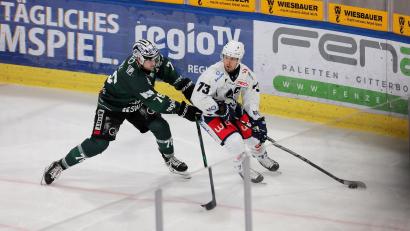 Bild: Alexander Keppler
Ein Abend zum Vergessen für Kapitän Tomas Rubes (rechts) und die Blue Devils Weiden: Die Weidener verloren das Duell mit dem Aufsteiger Bietigheim Steelers am Freitagabend deutlich mit 1:6.