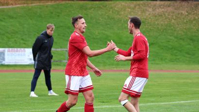 Bild: Dieter Jäschke
Zwei Torschützen unter sich: Michael Busch (rechts) steuerte zwei, Daniel Bergmann einen Treffer zum Vohenstraußer 4:0-Heimsieg gegen Inter Bergsteig Amberg bei.