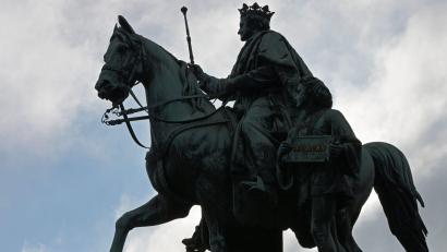 Bild: Malin Wunderlich/dpa
Am Odeonsplatz in München erinnert ein Reiterstandbild an König Ludwig I.