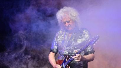 Bild: Bernd Weißbrod/dpa
Weltberühmt, aber kein Solo ohne Fehler: Brian May stört sich nicht daran.