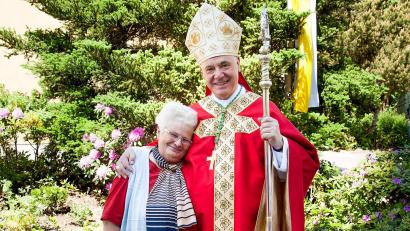 Bild: u
Der 25. Mai 2012 ist für Marianne Mendl ein unvergesslicher Tag. Kein Geringerer als der damalige Diözesanbischof Gerhard Ludwig Müller posierte mit ihr zum Foto und stellte dabei fest: „Sind wir nicht ein schönes Paar?“