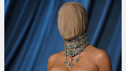 Bild: Jordan Strauss/Invision/AP/dpa
Kim Kardashian kam mit verhülltem Kopf zur Academy Museum Gala in Los Angeles.