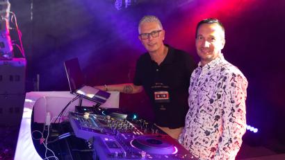 Bild: Roland Wellenhoefer
Zwei echte Atlantis-Urgesteine: DJ Andy und Oberpfalz DJ Karagiosis bringen das Lebensgefühl der Kult-Disco aus Windischeschenbach zurück auf die Tanzfläche.