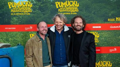 Bild: Lennart Preiss/dpa
Florian Brückner (l.) und Maxi Schafroth (r.) sind Meister Eder und Pumuckl - unter Regie von Marcus H. Rosenmüller (Mitte).