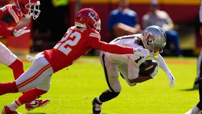 Bild: Charlie Riedel/AP/dpa
Die Defensive der Kansas City Chiefs (li. Trent McDuffie) ließ keinen einzigen Punkt der Las Vegas Raiders zu.