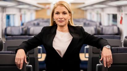 Bild: Christoph Soeder/dpa Pool/dpa
Es müsse alles anders gemacht werden als früher, sagt die neue Bahn-Chefin Palla. (Archivbild)