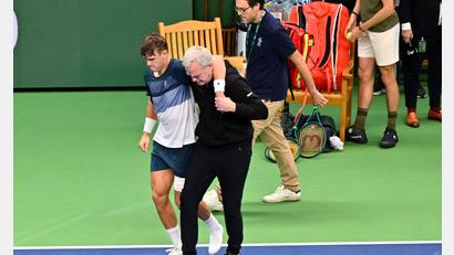 Bild: Anders Wiklund/TT News Agency/AP/dpa
Tennisprofi Holger Rune konnte den Platz nach seiner Verletzung nur mit fremder Hilfe verlassen.