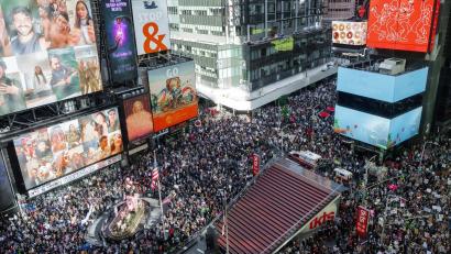 Bild: Olga Fedorova/AP/dpa
In New York nahmen laut Polizei mehr als 100.000 Menschen an Protesten teil.