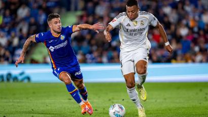 Bild: Alberto Gardin/ZUMA Press Wire/dpa
Superstar Kylian Mbappé (r) verhalf Real Madrid zum Arbeitssieg in Getafe.