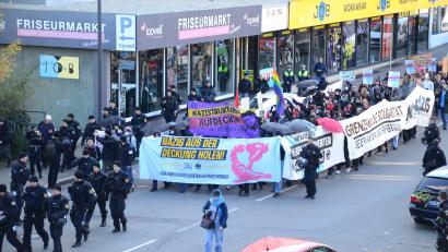 Bild: uz
Sichtgeschützt von Transparenten marschieren die Demonstranten durch die Stadt.
