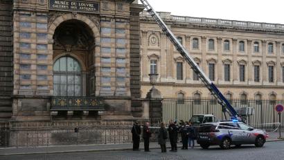 Bild: Dimitar Dilkoff/AFP/dpa
Auf das Pariser Museum Louvre ist ein Raubüberfall verübt worden. (Archivbild)