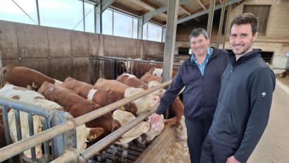 Bild: bl
Für Rinderzüchter Georg Lorenz (links), hier mit seinem Hofnachfolger Michael, sind die gestiegenen Preise für Rindfleisch eine logische Konsequenz aus den politischen Rahmenbedingungen für die Landwirtschaft.