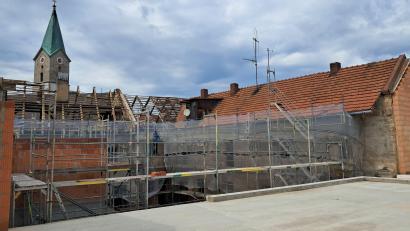 Bild: Daniel Musall/Architekturbüro Schabner/exb
Die Sanierung des Bischof-Senestrey-Hauses in der Bärnauer Altstadt läuft auf Hochtouren.