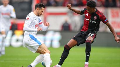 Bild: Daniel Karmann/dpa
Kiel-Kapitän Steven Skrzybski (links) und Pape Demba Diop von Nürnberg kämpfen um den Ball.