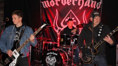 Bild: kro
Hans-Peter Höpfl (rechts) und seine beiden Söhne Max und Leonhard sind die Tributeband "Mörderhand". Sie sorgten in Bärnau für kultigen Metall-Rock.
