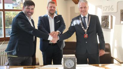 Bild: pi
"Auf unsere Partnerschaft!" Sie haben die Bürgermeister Thomas Meiler (rechts) und Jan Bozděch (links) besiegelt. David Vereš hat im Vorfeld mit dazu beigetragen.