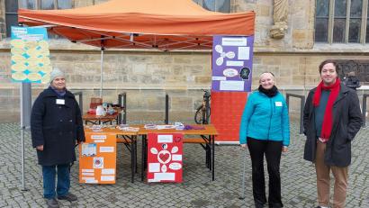 Bild: mfh
Sie standen im Rahmen der Präsentation zur bundesweiten Aktionswoche Seelische Gesundheit Rede und Antwort auf dem gemeinsamen Stand auf dem Marktplatz in Amberg: Angela Rahm, Kathrin Reinprecht (beide Sozialpsychiatrischer Dienst, Diakonie Amberg), Benjamin Treffert (Fachambulanz für Suchtprobleme, Caritas).