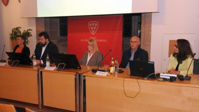 Bild: ge
Auf dem Podium diskutierten (von links) Christian Koch (Verein Schlacken), Bürgermeister Stefan Frank, Brigitte Riederer (Sozialstatiun), Dietmar Lenk (Kreishandwerkerschaft) und Birgit Renner (Diözesanverbund).