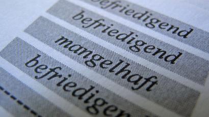 Bild: picture alliance / dpa
Bei zu vielen Fünfern oder gar Sechsern muss die Klasse wiederholt werden. (Symbolbild)