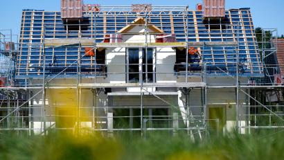 Bild: Sven Hoppe/dpa
Mit steuerlichen Anreizen muss der Bund nach Ansicht der Fraktionschefs von CDU und CSU aus Baden-Württemberg und Bayern den Wohnungsbau in Deutschland wieder in Schwung bringen. (Illustration)