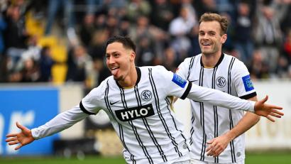 Bild: Harald Tittel/dpa
Younes Ebnoutalib (vorn): Hattrick gegen Fürth.