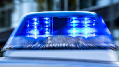 Symbolbild: David Inderlied/dpa
Ein 21-jähriger Mann wurde in der Weidener Innenstadt in Gewahrsam genommen.