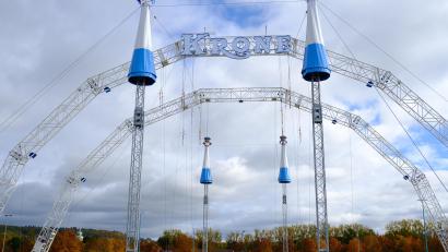 Bild: gsp
Die ersten "Vorboten" des Circus Krone auf dem Amberger Dultplatz sind schon von Weitem zu sehen.