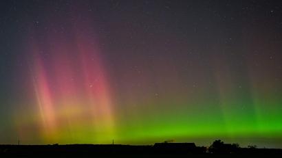 Bild: Patrick Pleul/dpa
Polarlicht und Komet leuchten am Nachthimmel.