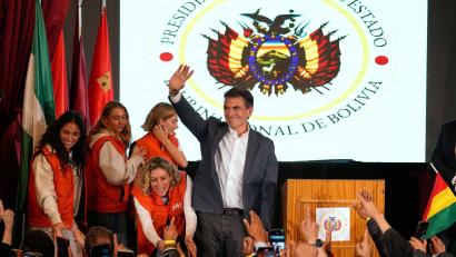 Bild: Natacha Pisarenko/AP/dpa
Rodrigo Paz Pereira hielt nach seinem Wahltriumph eine Rede vor Anhängern.