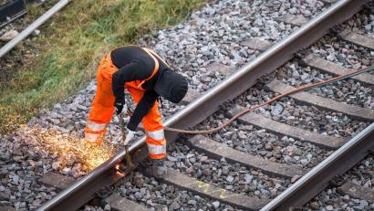 Bild: Daniel Vogl/dpa
Die Bahn will 2026 in Bayern zusätzlich knapp 40 Kilometer neue Gleise und 20 neue Weichen verlegen. (Symbolbild)