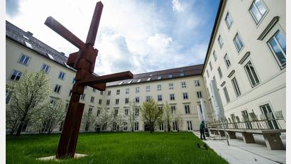Bild: picture alliance / dpa
Ein Mitarbeiter wählte wegen einer stinkenden Flüssigkeit am Eingang des Ordinariat den Notruf. (Symbolbild)