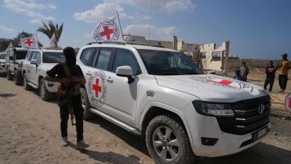 Bild: Abdel Kareem Hana/AP/dpa
Die Hamas hat eine weitere Leiche an das Rote Kreuz übergeben, bei der es sich mutmaßlich um eine getötete Geisel handelt. (Archivbild)