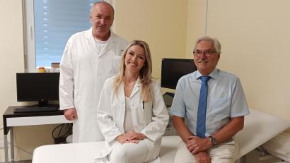 Bild: as
Neu aufgestellt ist das Team Gynäkologie im Medizinischen Versorgungszentrum Tirschenreuth. Neben Dr. Karlheinz Mark (rechts) kümmern sich die Fachärzte Silvie Felixova und Vazha Lekishvili um die Patientinnen.