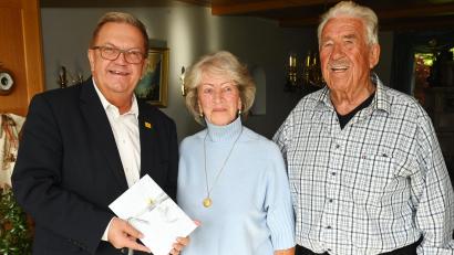 Bild: gf
Seit 65 Jahren sind Ingeborg und Karl Vieracker verheiratet. Dazu gratulierte Bürgermeister Martin Preuß (links) mit Amberger Stadtgeld.
