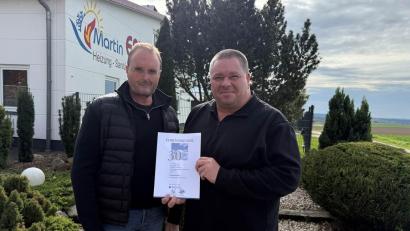 Bild: Martin Ertl
Roland Müller (rechts) feiert 30-jähriges Betriebsjubiläum bei Heizungsbau Martin Ertl GmbH, wozu ihm sein Chef Martin Ertl gratulierte.