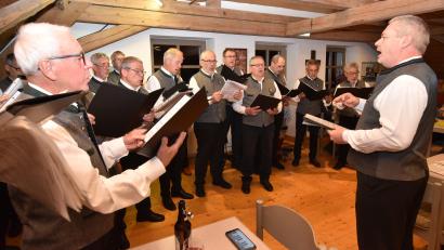 Bild: no
Der Männergesangverein Illschwang, unter der Leitung von Clemens Lindner, beeindruckte beim Dorfabend mit vielfältigen Gesangsbeiträgen.