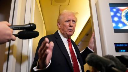 Bild: Mark Schiefelbein/AP/dpa
US-Präsident Donald Trump spricht sich für ein Einfrieren des Frontverlaufs aus.