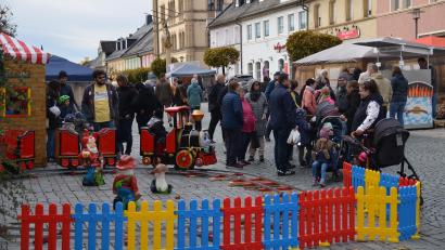 Bild: ak
Für die jüngeren Marktbesucher drehte eine kleine Eisenbahn ihre Runden.