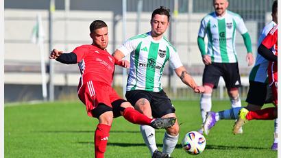 Bild: Schrems, Thomas
Der SV Pechbrunn um Daniel König (rechts) konnte sich im Derby gegen den TSV Konnersreuth und Thomas Neumann (links) den ersten Punkt der Saison sichern.