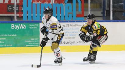 Bild: Roland Halmel
Alles auf Angriff: Brendan Walkom (links) war beim 6:3-Sieg des ERSC Amberg an allen Treffern beteiligt.