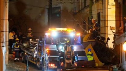Bild: Ana Brigida/AP/dpa
Die historische Standseilbahn „Elevador da Gloria“ ist am 3. September in Lissabon bergab entgleist und gegen eine Hauswand gekracht. (Archivbild)