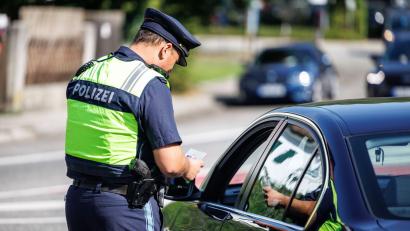 Symbolbild: Matthias Balk/dpa
Schleierfahnder der Grenzpolizeiinspektion Waidhaus haben bei Kontrollen am Freitag zwei verbotene Messer sichergestellt.