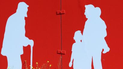 Symbolbild: Jens Kalaene/dpa
Der Altersschnitt der Bevölkerung im Landkreis Tirschenreuth liegt deutlich über den Werten in Bayern und der Oberpfalz. Damit alle Generationen hier dennoch ein gutes Umfeld vorfinden, wurde ein Strategiepapier erarbeitet.