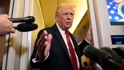 Bild: Mark Schiefelbein/AP/dpa
US-Präsident Donald Trump spricht sich für ein Einfrieren des Frontverlaufs aus.