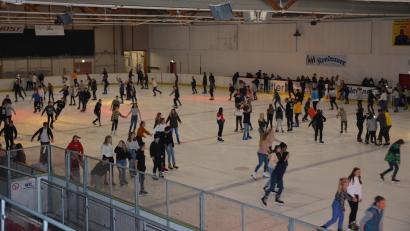 Archivbild: jr
Viel Platz zum Eislaufen bleibt bei manchen Disco-Terminen am Samstag in der Mitterteicher Halle nicht. Aus allen Ecken des Landkreises transportieren Busse die jungen Besucher.