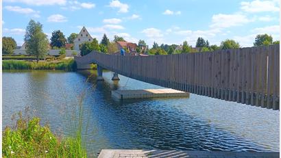 Bild: as
Eine schwimmende Arbeitsbühne unter der Brücke erleichtert den Zugang zu den schadhaften Holzbalken, die ausgetauscht werden müssen.