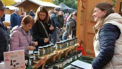 Bild: jr
Am Sonntag lockte der Herbstmarkt Tausende Besucher nach Konnersreuth.