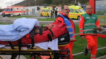 Archivbild: BRK/exb
Manfred Maurer (rechts) ist Koordinator für den grenzüberschreitenden Rettungsdienst, hier bei einer gemeinsamen Übung in Karlsbad vor einigen Jahren.