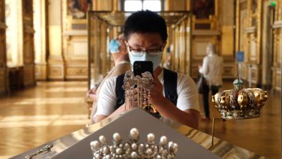 Bild: Francois Guillot/AFP/dpa
Die beim Einbruch in den Louvre erbeuteten Schmuckstücke sind von unschätzbarem Wert (Archivbild).
